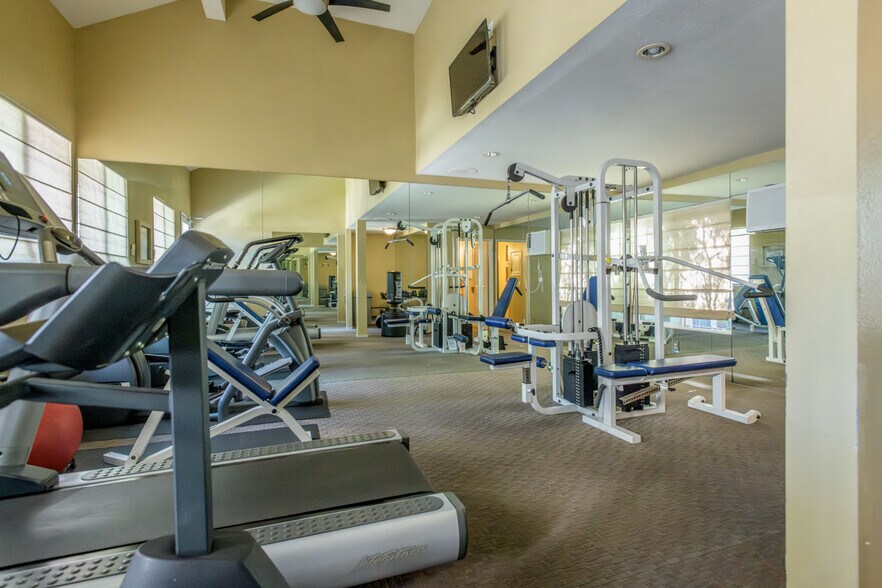 Building Photo - 355 N Maple St