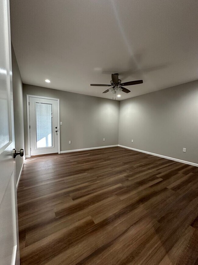Building Photo - 1121-MF4-E
