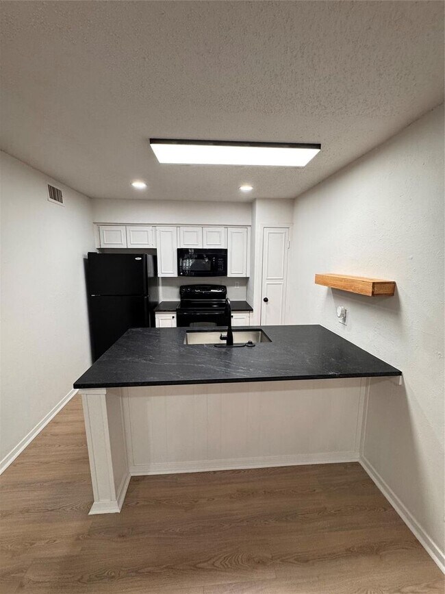 Building Photo - Great Oak Lawn Location!