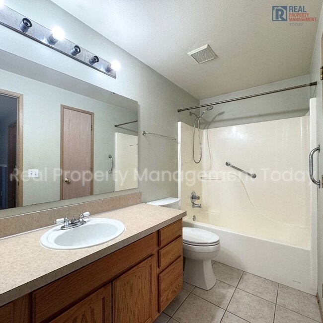 Building Photo - Great 3 bedroom home available NOW Close T...