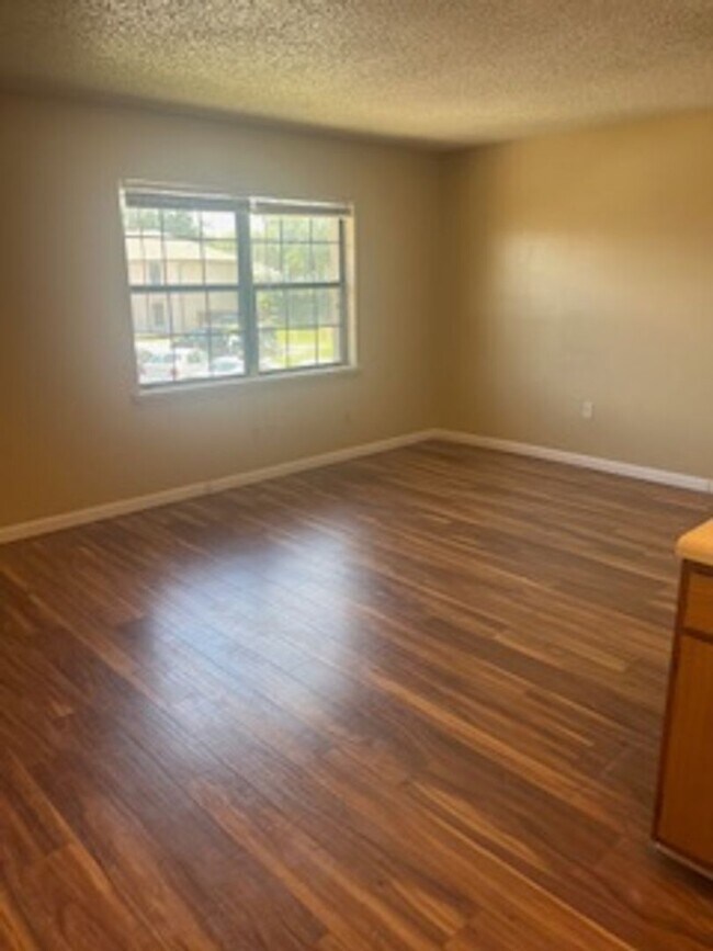 Building Photo - One bedroom 1 bath condo. Immaculate.