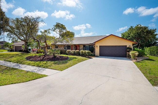 Building Photo - 3250 Lakeview Blvd