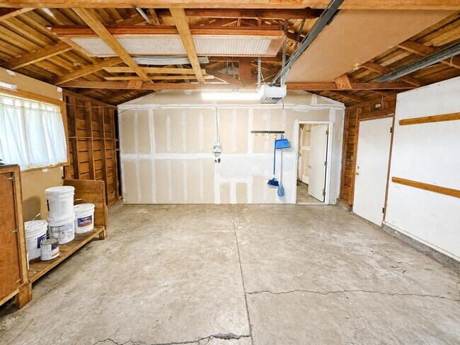 Building Photo - Bright & Spacious 3-Bedroom Home with Expansive Yard in Sacramento