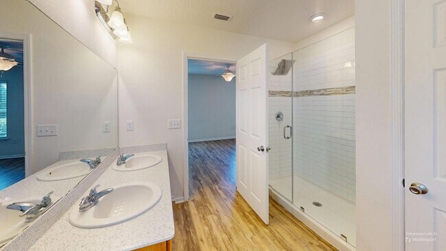 Building Photo - LOCATION! LOCATION! LOCATION!