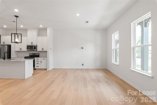 Building Photo - 204 Silver Fleet Dr