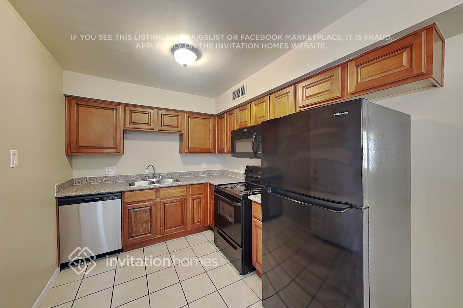 Building Photo - 4422 S Park Dr