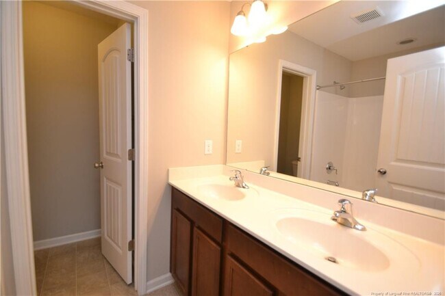 Building Photo - 327 Dove Cottage Ln