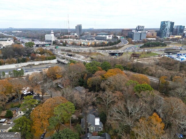 Building Photo - 302 Hascall Rd NW