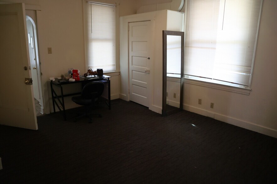 Building Photo - 611 Park St