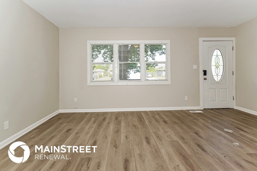 Building Photo - 2813 Falcon Dr