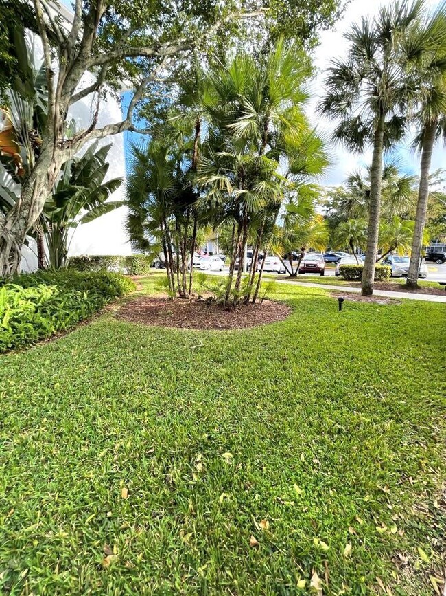 Building Photo - 711 N Pine Island Rd