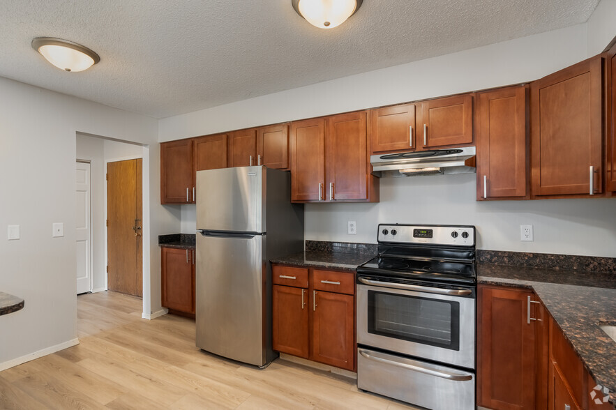 2BR,2BA - 1065SF - Kitchen - Westlake Estate Apartments