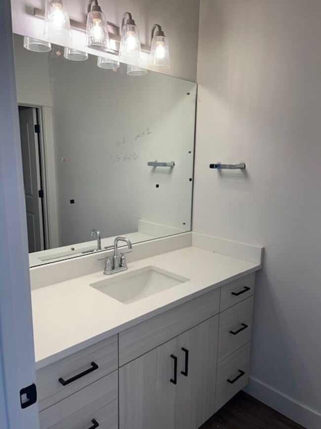 Building Photo - Beautiful end unit with pickle ball court.