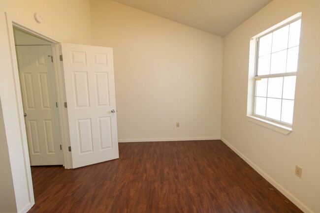 Building Photo - 3 Bed 2 bath Townhome