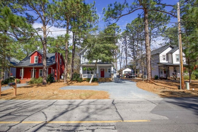 Building Photo - Charming Cottage in DOWNTOWN Southern Pines