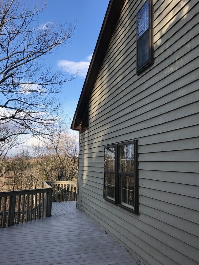 Building Photo - 404 Wintergreen Dr