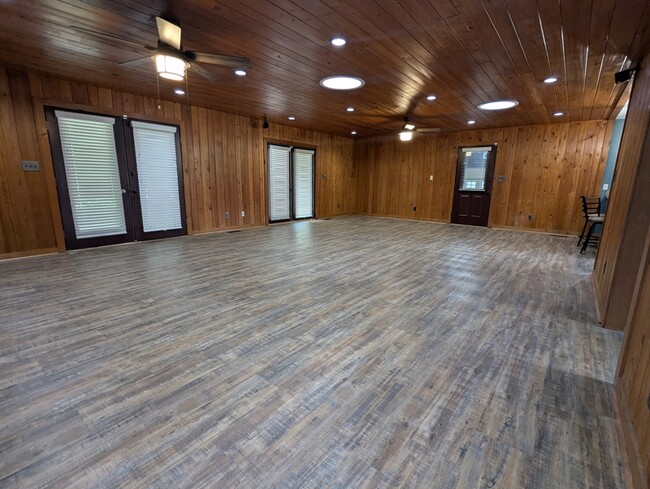 Building Photo - 115 Ferndale Dr