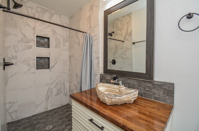 Building Photo - 5018 Avenue M 1/2