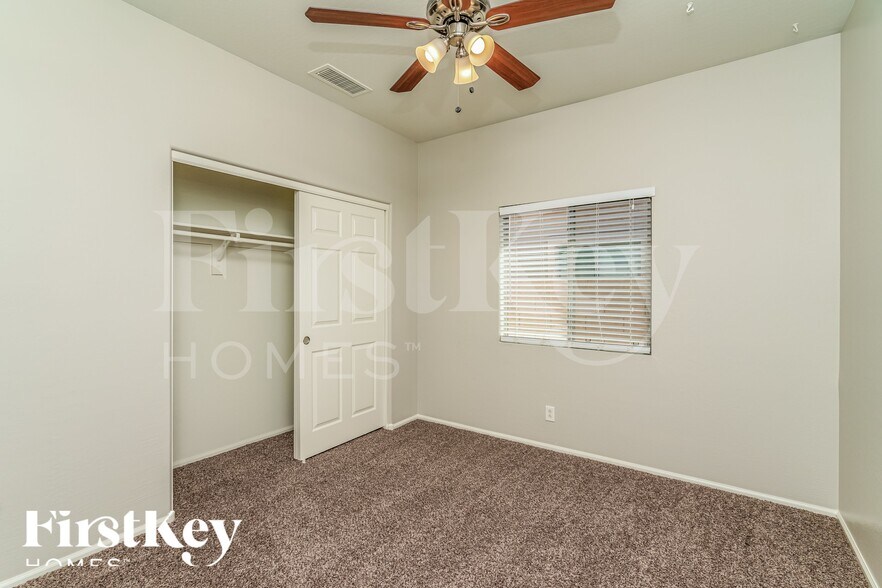 Building Photo - 931 W Oak Tree Ln