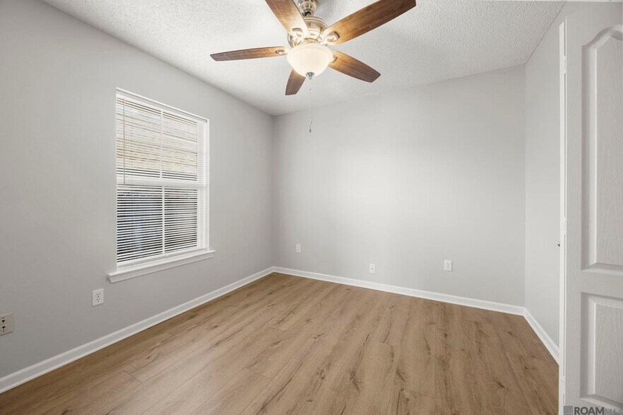 Building Photo - 18596 White Oak Dr