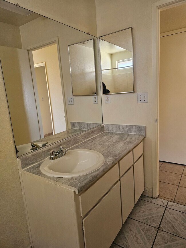 Building Photo - 3 Bedroom 2 Bath Orosi Home!