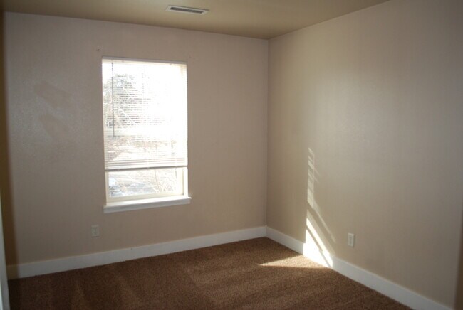 Building Photo - 3 bed Condo in Central Meridian!