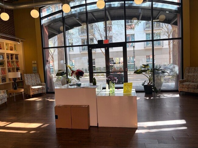 Building Photo - 911 N Orange Ave