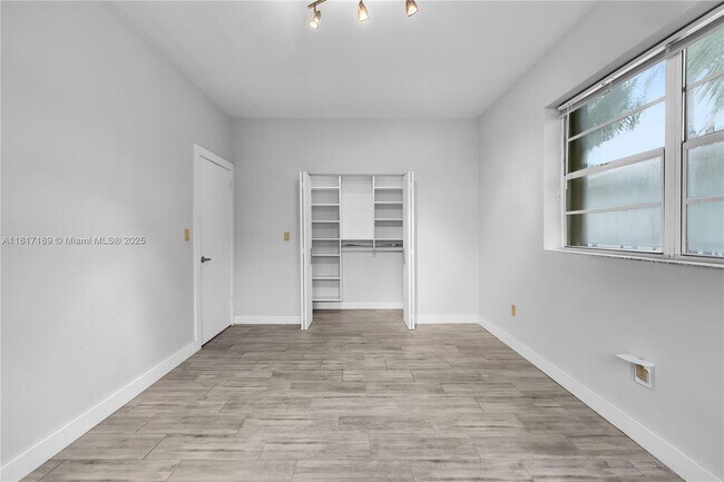 Building Photo - 1622 Bay Rd
