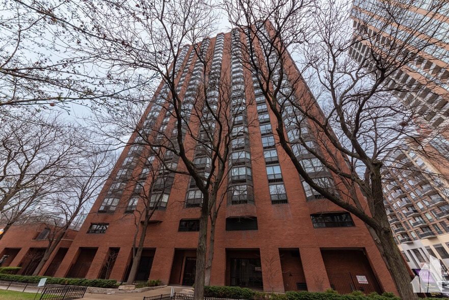 Building Photo - 899 S Plymouth Ct