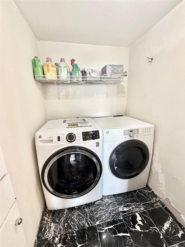 Building Photo - 2016 Main St