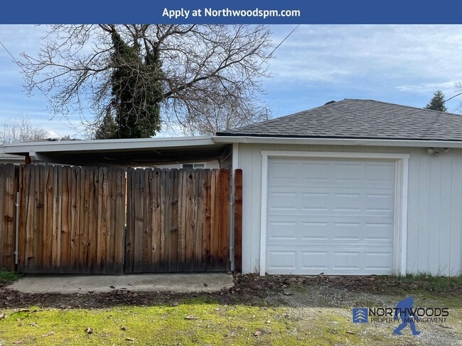 Building Photo - Nice 2 Bedroom 1 Bath Front Duplex-Parking and a Garage with Remote for Easy Access