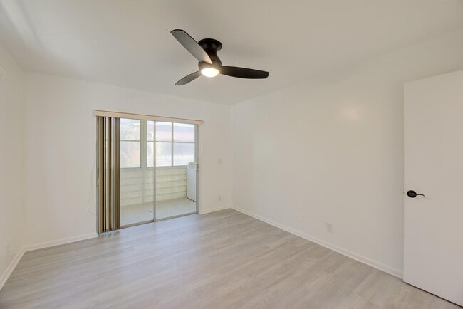 Building Photo - 473 Burgundy N