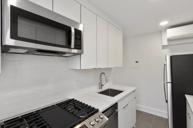 Building Photo - 2 bedroom in SUNNYSIDE NY 11104