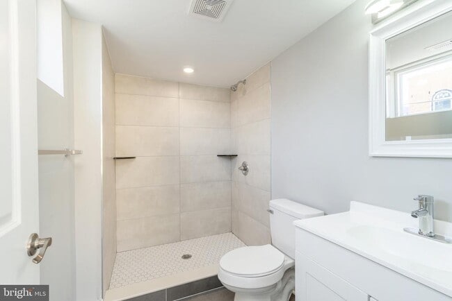 Building Photo - 2500 N Mascher St