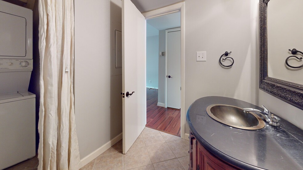 Half bathroom - 2645 Southbury Cir