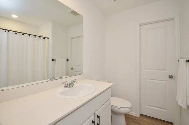 Building Photo - 305 Riverwood Village Ln