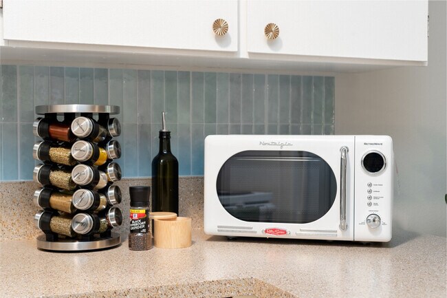 Building Photo - 2348 S Vermont St