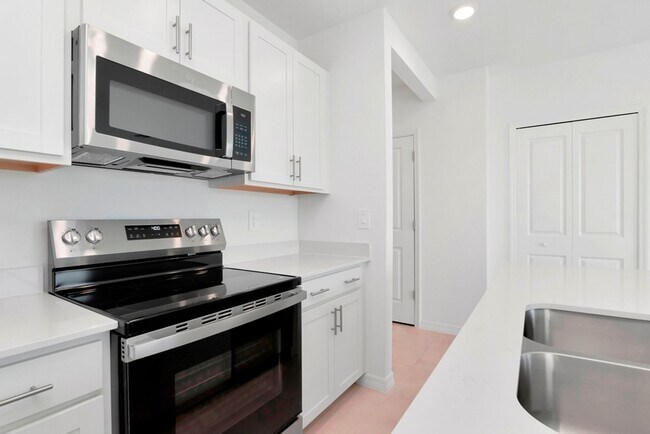 Building Photo - Brand-New 3BR/2.5BA Townhome in Lakewood Ranch — Internet, Trash & Lawn Care Included
