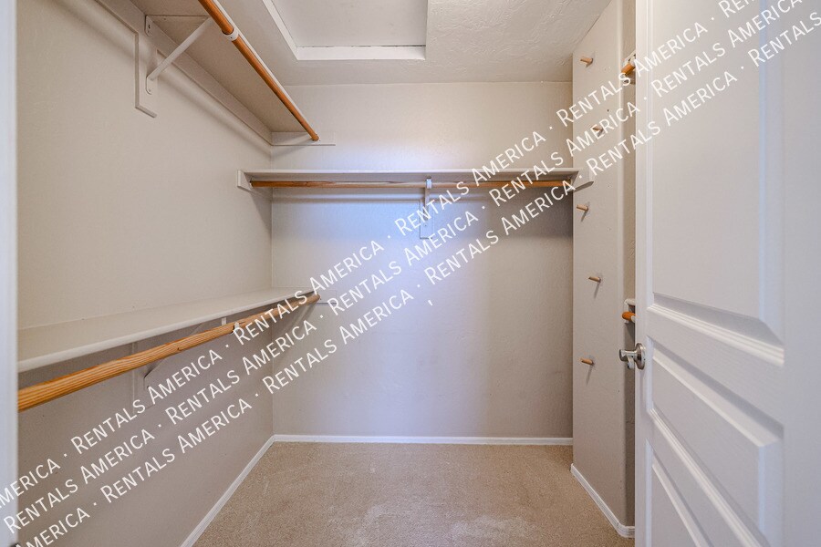 Building Photo - 1426 E Grovers Ave