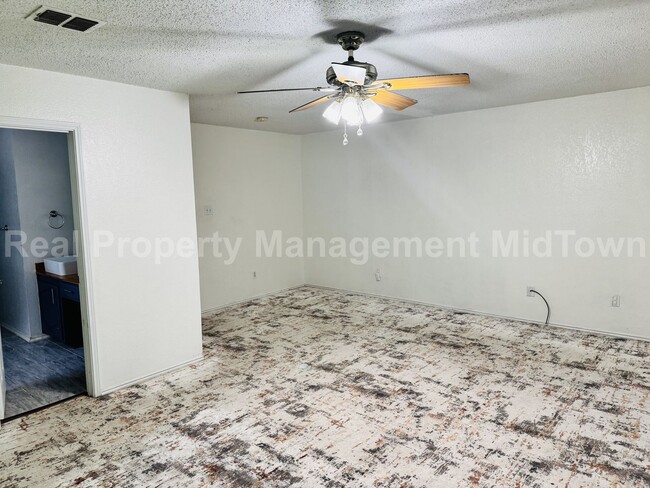 Building Photo - Spacious, Freshly Updated Family Home in P...