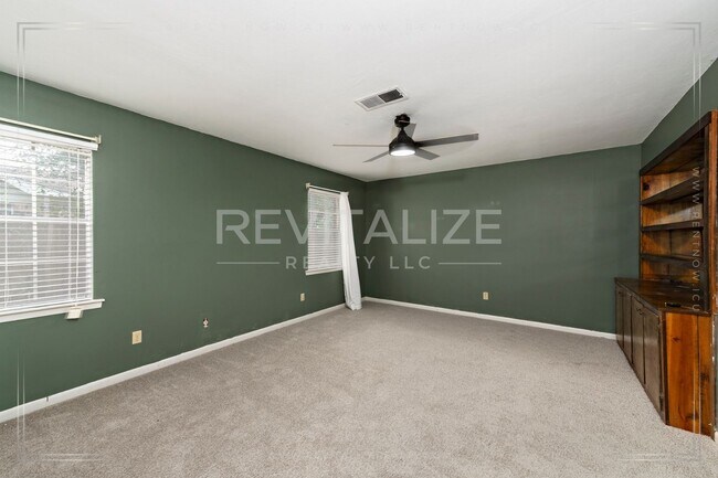 Building Photo - 3/2 Brick Home with Sunroom, Deck, and Car...