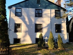 Building Photo - 822 Lakeside