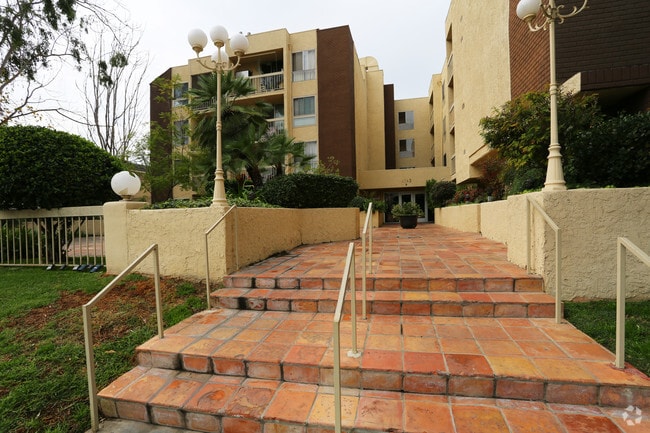 Building Photo - Bakman Towers