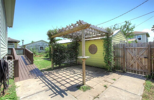 Building Photo - 1413 Kirwin St