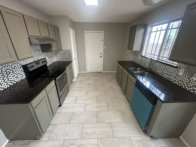 Building Photo - An unbeatable location that offers both convenience and luxury.