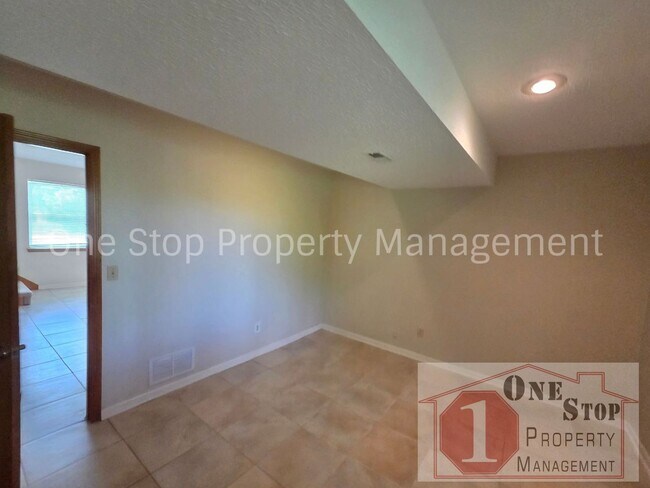 Building Photo - Spacious 3 bedroom, 2 bathroom duplex in Kansas City North!