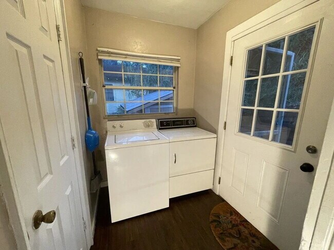 Building Photo - Affordable 1/1 next to Cascades Park!