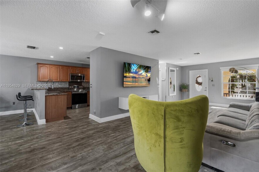 Building Photo - 4055 Eastridge Dr