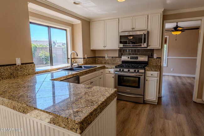 Building Photo - 2704 Simi Hills Ln
