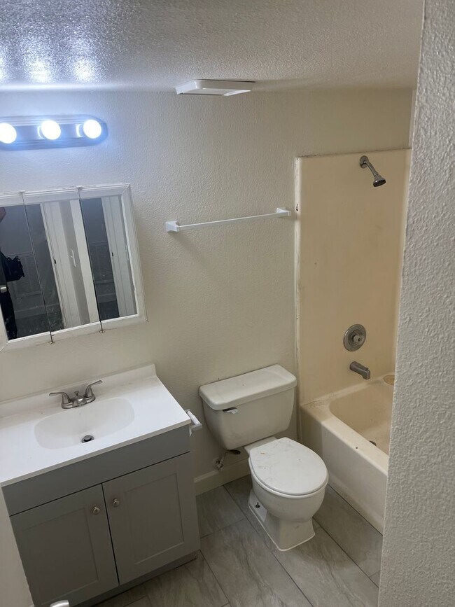 Building Photo - 2 Bedroom 2 Bath Craig & Nellis